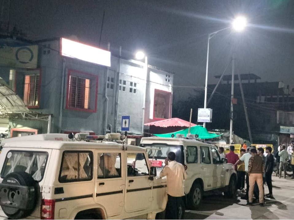 Read more about the article भोपाल में खौफनाक हत्या की वारदात: पंचायत के दौरान फायरकर्मी के सामने छोटे भाई की चाकू से गोदकर हत्या, लड़की को लेकर दो गुटों के विवाद ने ली जान!