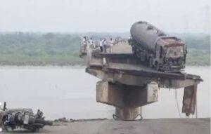 Read more about the article गुजरात में 45 साल पुराना पुल टूटा: 5 वाहन नदी में गिरे, 9 की मौत; लोगों ने खुद चलाया रेस्क्यू, पीएम ने जताया दुख!