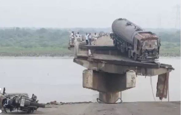 Read more about the article गुजरात में 45 साल पुराना पुल टूटा: 5 वाहन नदी में गिरे, 9 की मौत; लोगों ने खुद चलाया रेस्क्यू, पीएम ने जताया दुख!