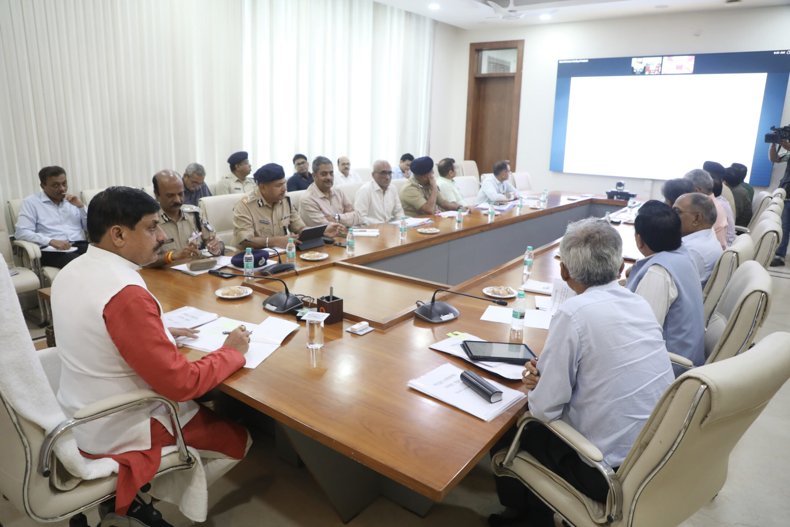 Read more about the article अपराध नियंत्रण पर CM मोहन यादव सख्त, कहा – ‘अपराध कोई भी हो, कार्रवाई त्वरित हो’; नक्सल क्षेत्रों में जन विश्वास की बहाली पर भी दिया ज़ोर!