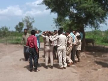 Read more about the article मैहर में अतिक्रमण हटाने गई महिला कॉन्स्टेबल पर डंडे से हमला, सिक्योरिटी गार्ड को काट खाया; दो महिलाएं आरोपी!