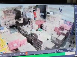 Read more about the article जबलपुर: सहायक आबकारी आयुक्त संजीव दुबे पर शराब दुकानों में मारपीट और धमकाने के गंभीर आरोप, सीसीटीवी फुटेज से खुला राज!