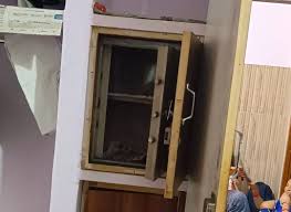 Read more about the article मुरैना में सनसनीखेज डकैती: फौजी वर्दी में आए बदमाशों ने पहले की रेकी, फिर 65 लाख और सोने-चांदी के जेवर लूटे; CCTV DVR भी ले गए डकैत!