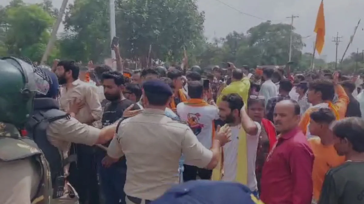 Read more about the article जबलपुर में मंदिर की ज़मीन पर मस्जिद? कलेक्टर की पोस्ट ने बढ़ाया बवाल, विश्व हिंदू परिषद और बजरंग दल ने निकाला कलेक्टर का अर्थी जुलूस!