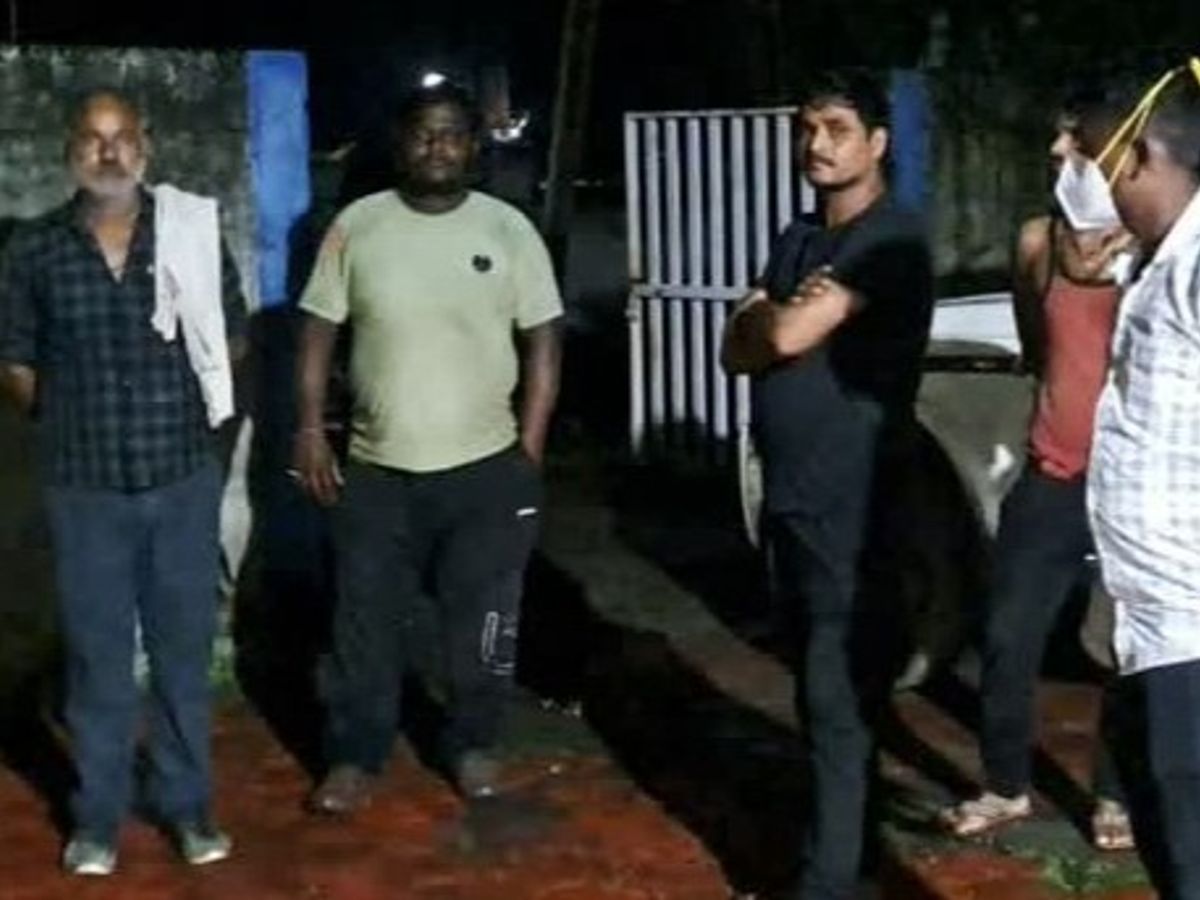 Read more about the article सागर जिले में दिल दहला देने वाली घटना: खुरई में एक ही परिवार के 4 लोगों ने खाया ज़हर, गांव में मचा मातम; सुसाइड नोट नहीं मिला, पुलिस जांच में जुटी!