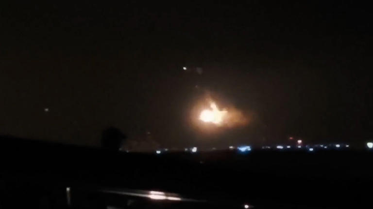 You are currently viewing बोइंग एफ/ए-18 विमान उड़ान भरने के बाद आग की चपेट में आ गया