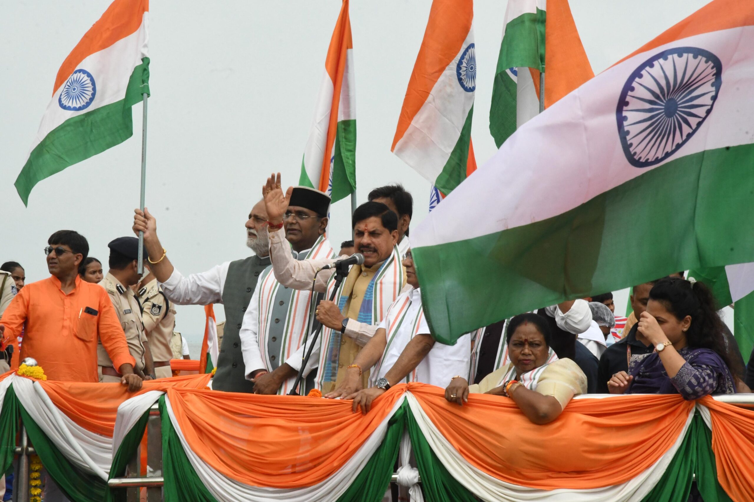 Read more about the article भोपाल में पानी पर देशभक्ति का नजारा, बड़े तालाब में नावों पर निकली अनोखी नौका तिरंगा यात्रा; मुख्यमंत्री डॉ. मोहन यादव, कैबिनेट मंत्री विश्वास सारंग और कृष्णा गौर ने यात्रा में की शिरकत!