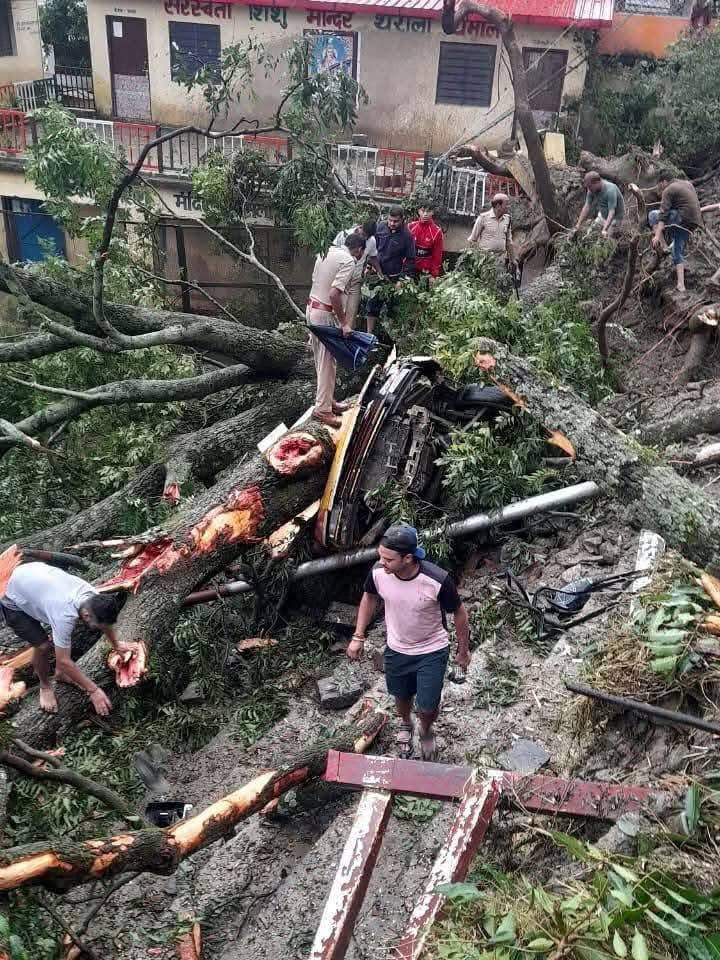 You are currently viewing चमोली जिले के थराली में  देर रात बादल फट गया