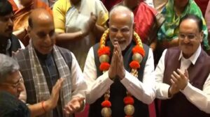 Read more about the article NDA की बैठक में गूंजा ‘हर हर महादेव’: ऑपरेशन सिंदूर और महादेव की ऐतिहासिक सफलता पर PM मोदी का संसद में हुआ सम्मान, रक्षा मंत्री राजनाथ सिंह ने PM को पहनाई फूलों की माला!