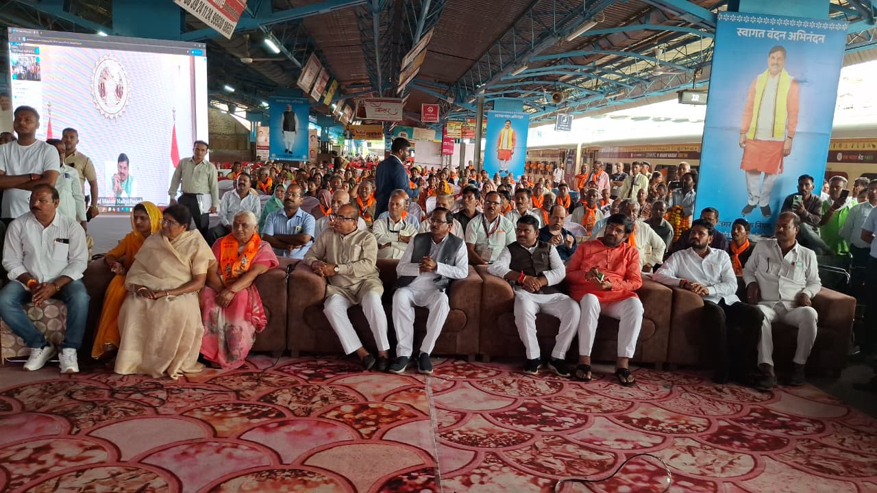 Read more about the article उज्जैन जिले के 200 तीर्थ यात्री रवाना हुए