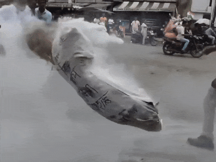 Read more about the article रतलाम में स्वतंत्रता दिवस को लेकर सियासी टकराव, मंत्री विजय शाह के ध्वजारोहण पर कांग्रेस का जोरदार विरोध; कांग्रेस ने मंत्री विजय शाह का पुतला फूंका, कलेक्टर से झंडा फहराने की मांग की!