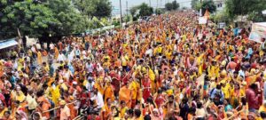 Read more about the article कुबेरेश्वर धाम से उठी कांवड़ श्रद्धा की लहर: प्रदीप मिश्रा की भव्य यात्रा में उमड़ा जनसागर, ढाई लाख श्रद्धालु हुए शामिल; बीते दिन दो महिलाओं की दर्दनाक मौत से मचा था हड़कंप!