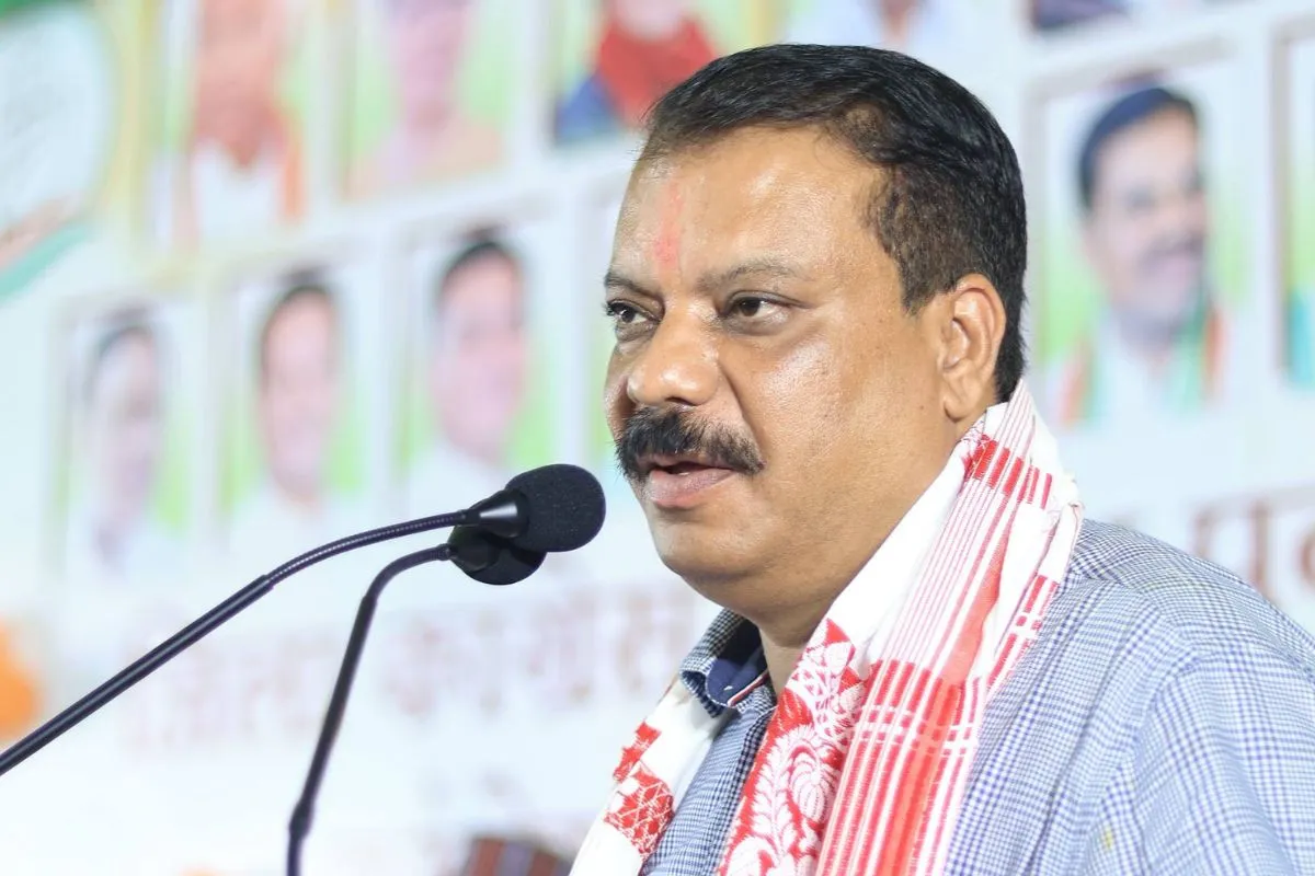 Read more about the article “बीजेपी का गुलाम है छिंदवाड़ा कलेक्टर”- उमंग सिंघार का धार में बड़ा हमला: कहा – “गुलाम हो तो आरएसएस की चड्डी पहन लो”, कलेक्टर की सफाई — “इस मामले पर कुछ नहीं कहूंगा”!