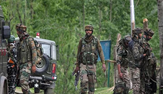 You are currently viewing जम्मू के कुलगाम में सेना की आतंकियों से मुठभेड़