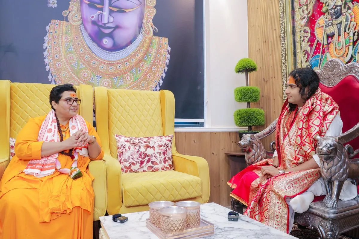 Read more about the article ‘संस्कार न मिलने से बच्चियां अर्धनग्न दिखती हैं’—साध्वी प्रज्ञा का बड़ा बयान: साध्वी प्रज्ञा ठाकुर ने कथावाचक अनिरुद्धाचार्य के बयान का किया समर्थन, बोलीं—‘लिव-इन सनातन धर्म में स्वीकार्य नहीं’!