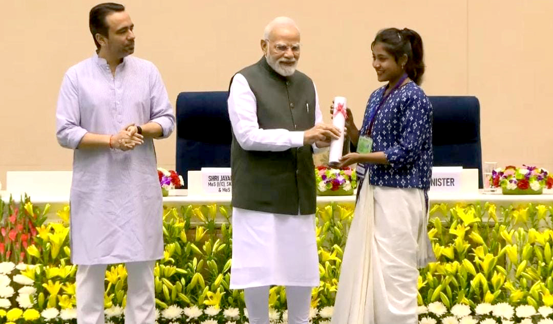 Read more about the article बैतूल की बेटी त्रिशा तावड़े को PM मोदी ने किया सम्मानित: ऑल इंडिया टॉपर बनकर देशभर में चमकाया मध्यप्रदेश का नाम, CM यादव और राज्यमंत्री टेटवाल ने दी बधाई एवं शुभकामनाएं!