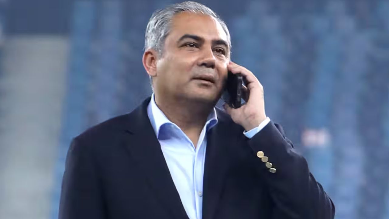 Read more about the article पूरी दुनिया में थू-थू लेकिन पाक में मोहसिन नकवी को सम्मान, ‘ट्रॉफी चोरी’ के लिए मिलेगा गोल्ड मेडल