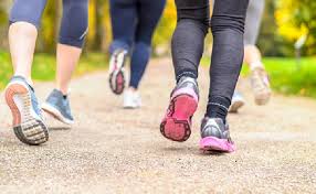 रोजाना 10,000 कदम चलें और बदलें अपनी सेहत: दिल, हड्डियां, गट हेल्थ और मानसिक स्वास्थ्य पर वॉकिंग के चमत्कारी फायदे