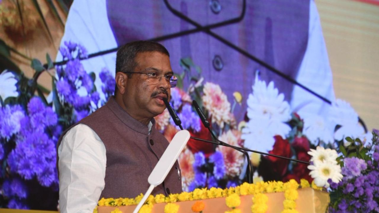 You are currently viewing ’50 लाख बच्चों ने 5वीं तक सेब नहीं देखा होगा…’, शिक्षा मंत्री धर्मेंद्र प्रधान का बयान, जानें क्या है पूरा मामला