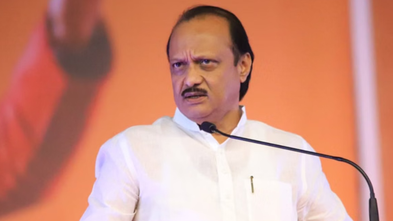 You are currently viewing महाराष्ट्र में डिप्टी सीएम पद को लेकर हलचल तेज, CM फडणवीस से मिले NCP के नेता, अजित पवार के विभागों पर ठोका दावा