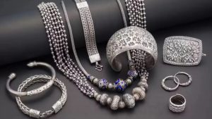 Read more about the article Silver Rate Today: लगातार तीसरे दिन धड़ाम से गिरी चांदी, एक ही झटके में 16 हजार कम हुई कीमत