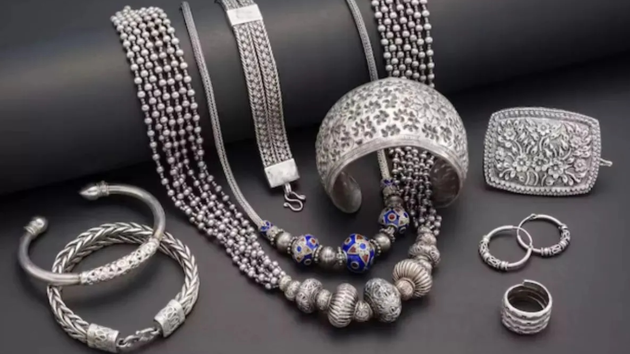 Silver Rate Today: लगातार तीसरे दिन धड़ाम से गिरी चांदी, एक ही झटके में 16 हजार कम हुई कीमत