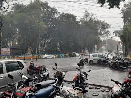 Read more about the article एमपी के 22 जिलों में आंधी-बारिश का अलर्ट, दो साइक्लोनिक सर्कुलेशन और पश्चिमी विक्षोभ सक्रिय:  इंदौर, उज्जैन और ग्वालियर समेत कई जिलों में असर; गुरुवार को भी ग्वालियर-चंबल में हल्की बारिश के संकेत