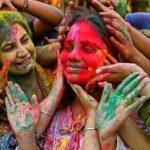 अलग-अलग राज्यों में धूमधाम से मनाई जा रही होली, रंगोत्सव के जश्न में डूबे लोग