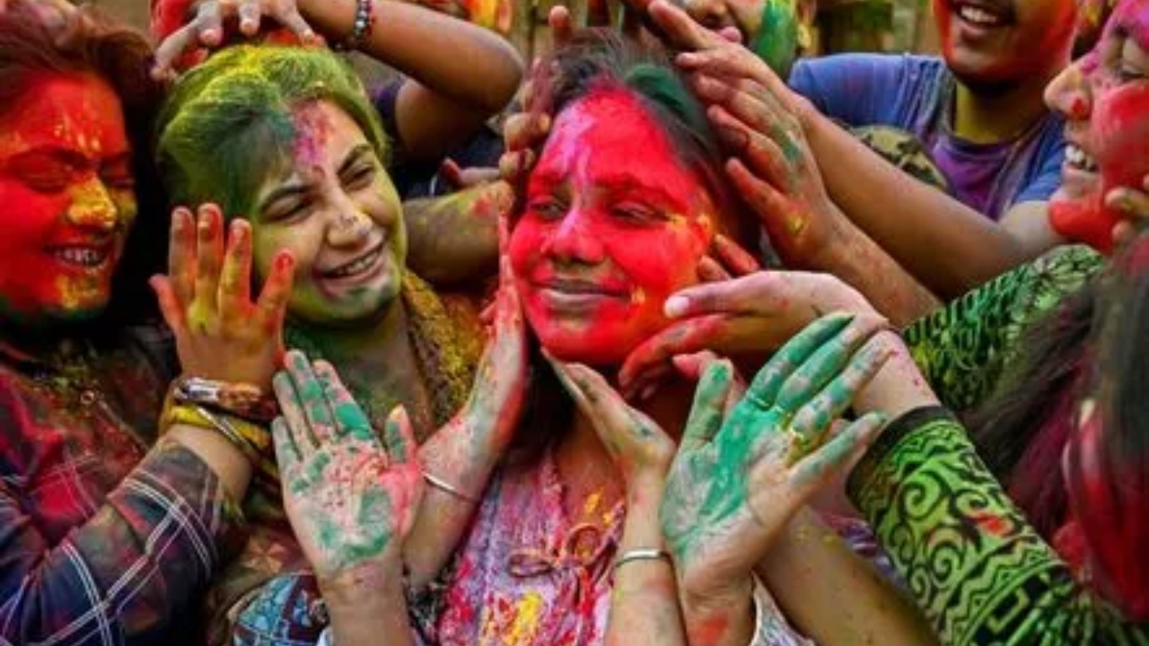 अलग-अलग राज्यों में धूमधाम से मनाई जा रही होली, रंगोत्सव के जश्न में डूबे लोग