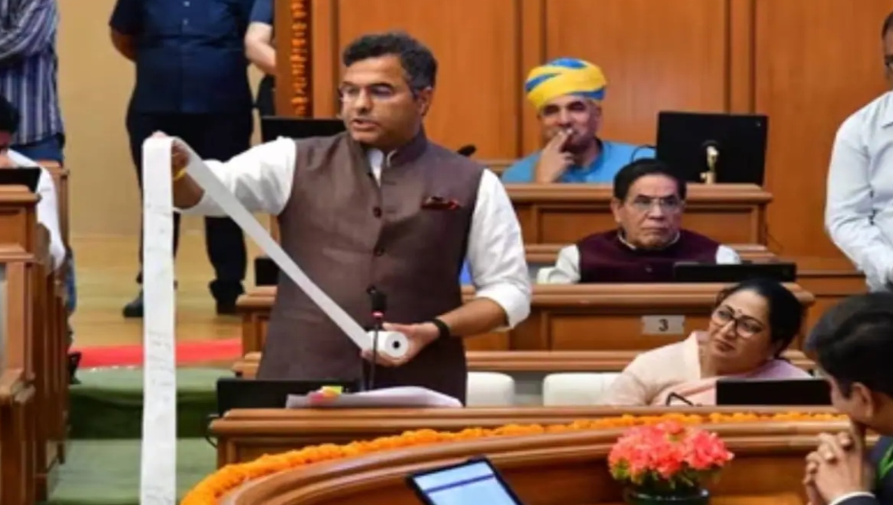 You are currently viewing दिल्ली के डिप्टी सीएम प्रवेश वर्मा ने विधानसभा में ‘शीश महल’ के खर्चों की दिखाई लंबी लिस्ट, केजरीवाल को बताया ‘रहमान डकैत’