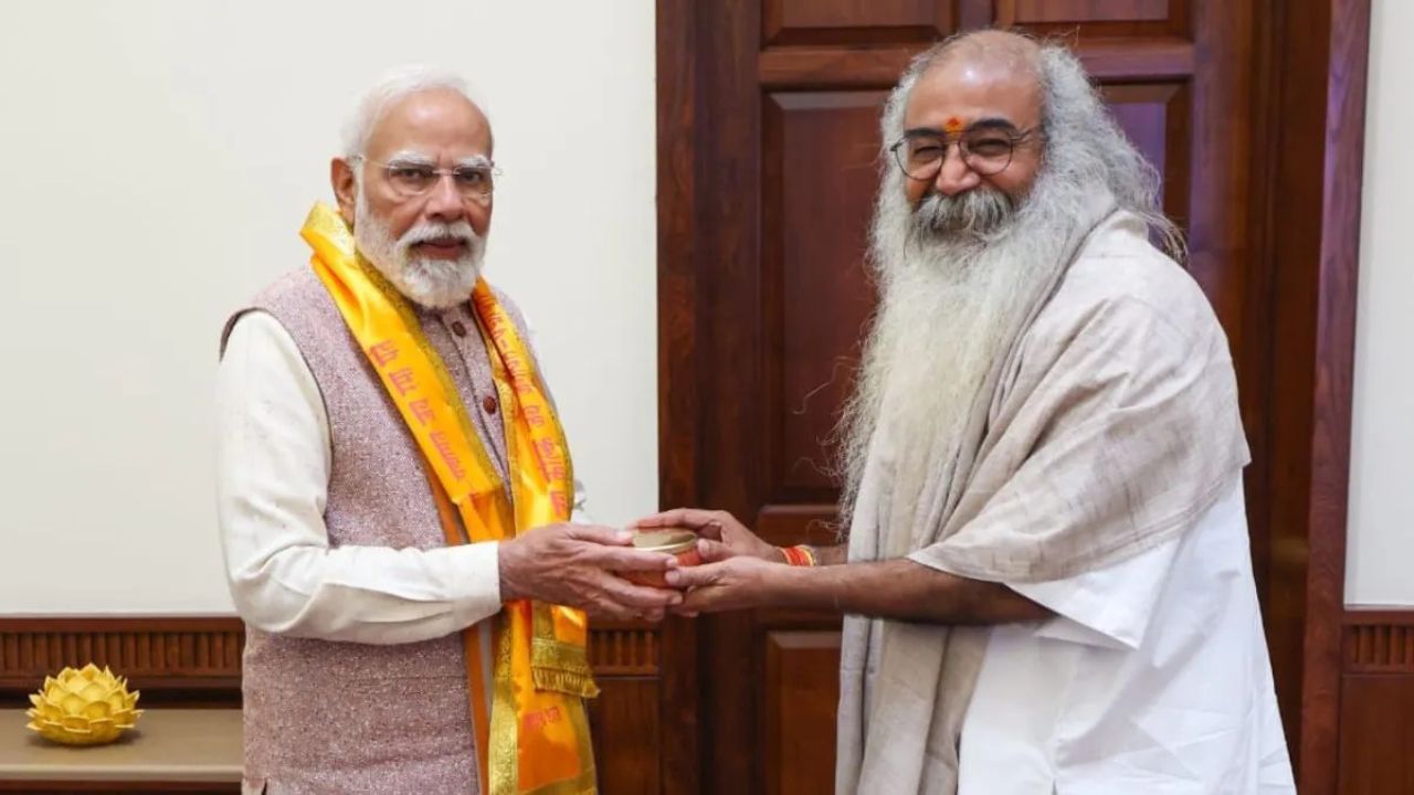 Read more about the article ‘मोदी की आलोचना करना आसान है, लेकिन वैसा बनना बड़ा मुश्किल’, आचार्य प्रमोद बोले- PM ने फोन करके आज मेरा हाल जाना