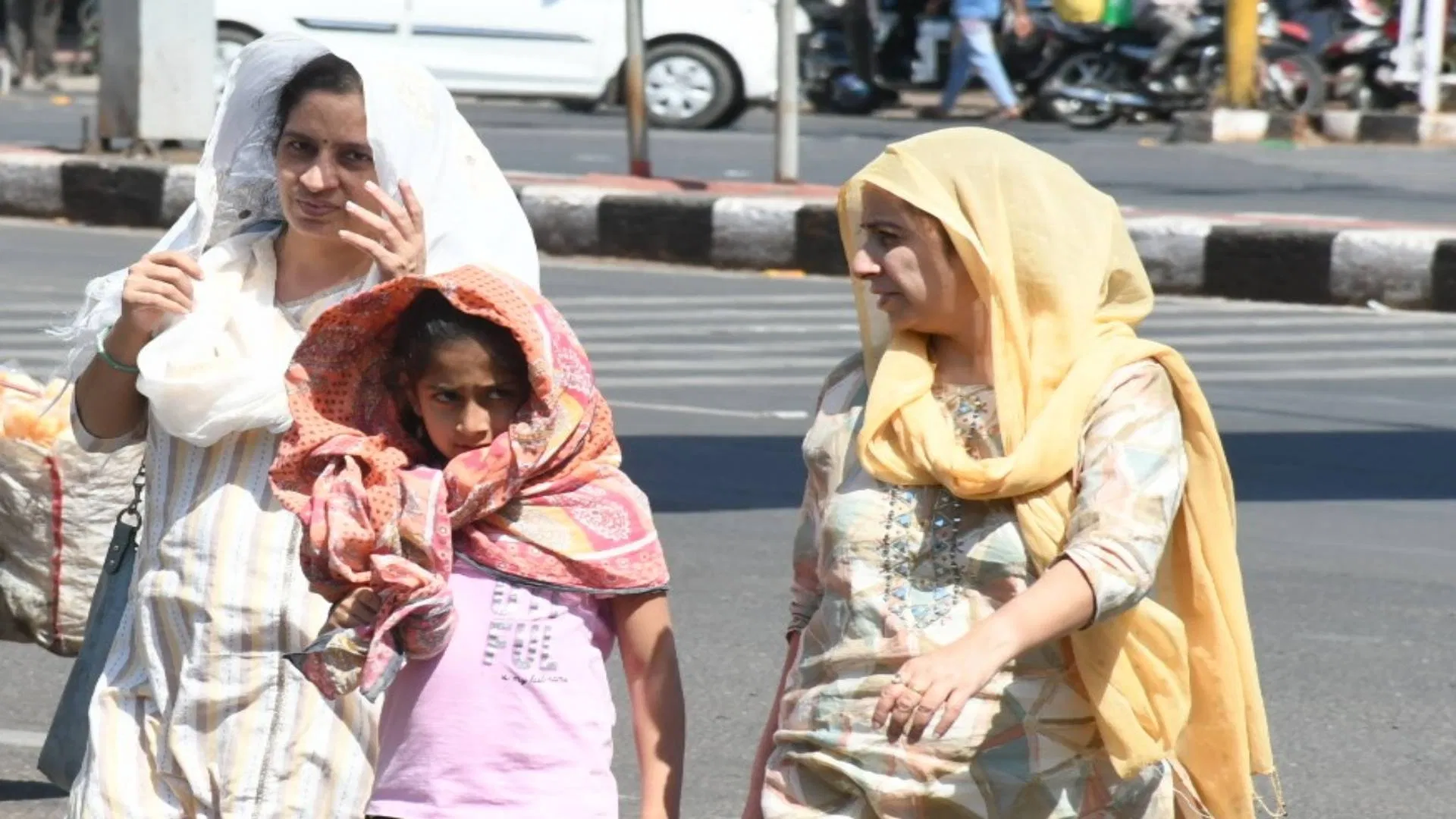 मध्य प्रदेश में तेज गर्मी का असर, कई शहरों में पारा 40 डिग्री के करीब; कुछ जिलों में बारिश की संभावना