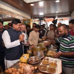 वाराणसी में CM मोहन यादव का सादा अंदाज: काफिला रोककर कचौड़ी-जलेबी खाई, लोगों से की बातचीत