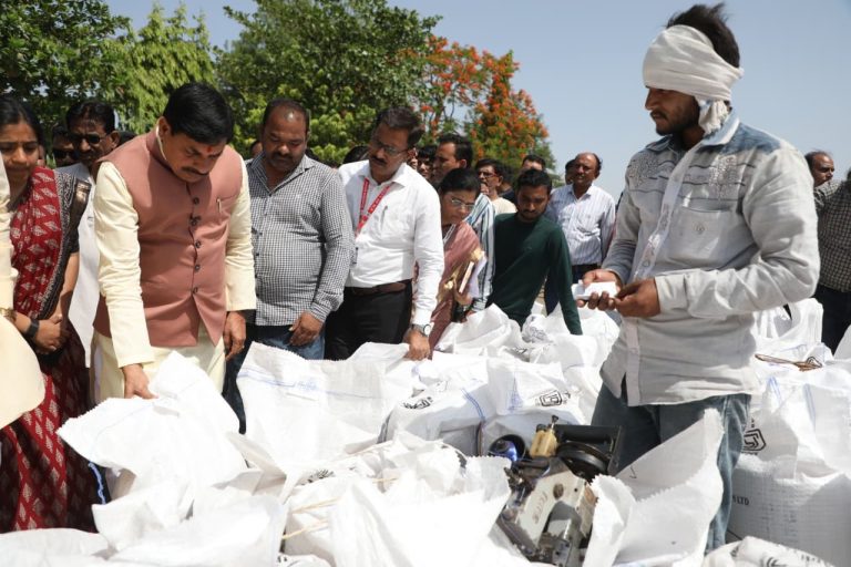 CM मोहन यादव का औचक निरीक्षण: खरगोन-शाजापुर के उपार्जन केंद्रों पर व्यवस्थाएं जांचीं, बोले—किसानों को नहीं होनी चाहिए कोई परेशानी