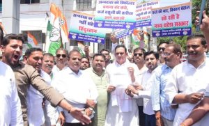 Read more about the article एमपी में गेहूं खरीदी शुरू होते ही विवाद, कांग्रेस के 5 हजार कार्यकर्ता सड़कों पर उतरे; पटवारी का आरोप- गेहूं खरीदी में हुआ ‘रणनीतिक घोटाला’