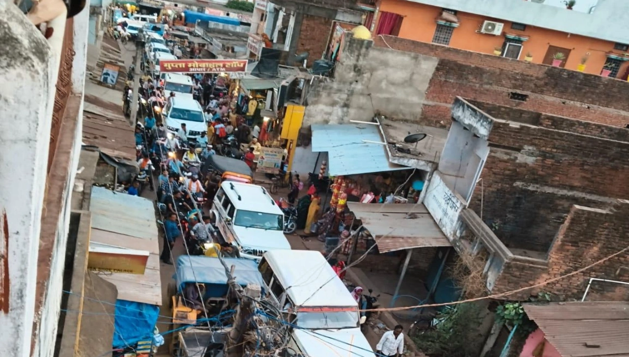 सरकारी जमीन से सड़क तक कब्जा, सड़क गायब और प्रशासन लापता, जाम से त्रस्त जनता!