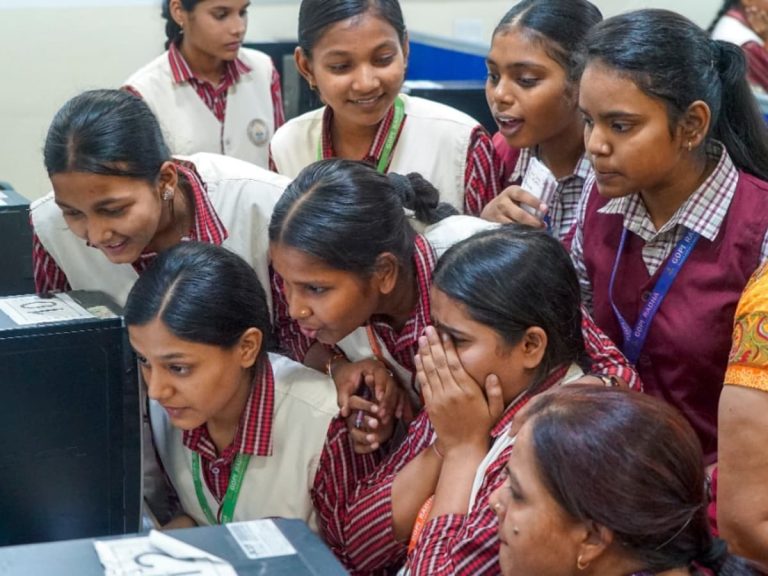 CBSE 12वीं रिजल्ट 2026 जारी: पिछले साल की तुलना में रिजल्ट में गिरावट, लड़कियों ने फिर मारी बाजी; कंपार्टमेंट और री-इवैल्यूएशन का विकल्प