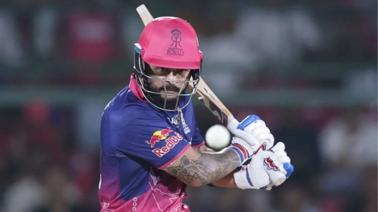 RR vs DC: BCCI की सजा के बाद रियान पराग का गरजा बल्ला, दिल्ली के खिलाफ कूट डाले 90 रन