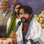 कर्नाटक में पिछले एक साल से चल रहा राजनीतिक ड्रामा अब खत्म होने की कगार पर है. दिल्‍ली में हुई हाईकमान के साथ बैठक में नए राजनीतिक समीकरण तय किए गए हैं. इसके साथ ही कर्नाटक के मुख्यमंत्री सिद्धारमैया आज यानी कि 28 मई को अपने पद से इस्तीफा दे सकते हैं. उन्‍होंने इस बात का ऐलान अपनी कैबिनेट बैठक में किया है.  कांग्रेस विधायक अशोक पत्तन के मानें तो डीके शिवकुमार को अब कर्नाटक का मुख्यमंत्री बनाया जा सकता है. इसके साथ सरकार के मंत्रिमंडल में भी फेरबदल होने के पूरे आसार हैं.  कर्नाटक कांग्रेस इंचार्ज रणदीप सुरजेवाला भी बेंगलुरु में ही मौजूद हैं. कांग्रेस हाईकमान ने यह फैसला कांग्रेस में बगावत रोकने के लिया है.  डीके शिवकुमार ने भले ही खुलकर कभी बगावत का ऐलान न किया और हमेशा पार्टी के साथ रहने की बात कही हो. लेकिन समय-समय पर उनके विधायक ये मांग करते रहे हैं कि सरकार गठन के समय तय हुई बात के अनुसार डीके शिवकुमार को सीएम बनाया जाना चाहिए. कई बार ऐसे मौके आए जब लगा कि अब डीके कांग्रेस से बगावत कर सकते हैं.  क्‍यों कर्नाटक में बदला जा रहा सीएम साल 2023 में हुए विधानसभा चुनावों में कांग्रेस को जीत मिली थी. उस समय भी सिद्धारमैया और डीके के बीच सीएम पद को लेकर नोकझोंक हुई थी. इसको देखते हुए तब राहुल गांधी ने रोटेशनल सीएम फॉर्मूला तय किया था. उसके अनुसार 2.5 सिद्धारमैया सीएम पद पर रहेंगे और उसके बाद डीके शिवकुमार सीएम पद पर रहेंगे. हालांकि 3 साल सरकार गठन के बाद यह रोटेशन फॉर्मूला लागू नहीं हो पाया. यही वजह है कि लगभग हर महीने कांग्रेस विधायक दिल्ली में इसको लागू कराए जाने को लेकर डेरा डाले रहते थे.  इसके अलावा पार्टी हाईकमान का मानना है कि समय रहते नेतृत्व बदलने से मंत्रियों के खिलाफ पैदा हो रही ‘एंटी-इंकम्बेंसी’ को खत्म किया जा सकता है. मतलब यह कि कांग्रेस अन्‍य राज्‍यों की तरह अब बगावत होने नहीं देना चाहती है. यही वजह है कि इस रोटेशनल सीएम फॉर्मूले को लागू किया जा रहा है.  कई बार दिए बगावत के संकेत कर्नाटक में पिछले एक साल से सीएम पद को लेकर खींचतान जारी है. यह खींचतान 30 जून 2025 को शुरू हुई थी. जब शिवकुमार के गुट वाले विधायकों ने मांग की थी कि अब डीके को सीएम बनाना चाहिए. हालांकि उस समय बातचीत के जरिए मामला शांत करा दिया गया था.  लेकिन यह मामला शांत नहीं हुआ जुलाई आते आते फ‍िर सीएम पद को लेकर चर्चाएं तेज हो गई. इसके बाद सिद्धारमैया और डीके दिल्‍ली पहुंचे. हाईकमान से मुलाकात के बाद बयान जारी कि‍या गया कि सब कुछ ठीक है.  हाईकमान की कोशिश रही कि जैसा चल रहा है वैसा ही चलता रहे. लेकिन ऐसा नहीं हो पाया. नवंबर में ढाई साल पूरे होने के बाद विधायकों ने दिल्ली कूच करना शुरू कर द‍िया और इस मांग को तेज कर दिया कि रोटेशन फार्मूला लागू किया जाए.  हालांकि इन सब के दौरान शिवकुमार सब कुछ ठीक होने और समय का इंतजार करने की बात कहते नजर आए. 26 मई को दिल्ली में हुई हाईकमान की बैठक में तय किया गया कि सिद्धारमैया अपने पद से इस्तीफा देंगे. बैठक के बाद पीसी में ही श‍िवकुमार की मुस्कान ने बता द‍िया था कि अब उनका इंतजार खत्म होने वाला है. ठीक वैसा ही एक दिन बाद ही सिद्धारमैया ने इस्तीफे का ऐलान कर दिया.