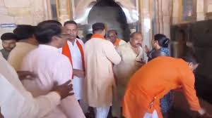 हाईकोर्ट के फैसले के बाद भोजशाला में गूंजा हनुमान चालीसा पाठ, श्रद्धालुओं ने की पूजा-अर्चना