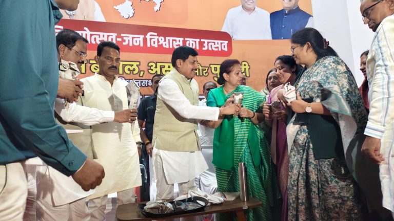 बुरहानपुर दौरे पर CM मोहन यादव: ऑडिटोरियम में उद्योगपतियों से किया संवाद, कहा – निमाड़ में होगी इन्वेस्टर्स समिट; मंच पर कार्यकर्ताओं को खिलाई झालमुड़ी