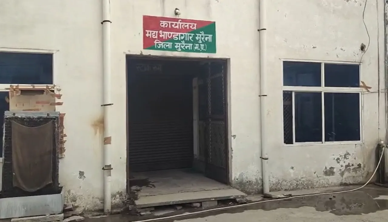 You are currently viewing मुरैना: एक्सपायरी शराब कांड में जिला आबकारी अधिकारी पर लटकी तलवार, 205 पेटी बिकने के बाद खुली पोल!
