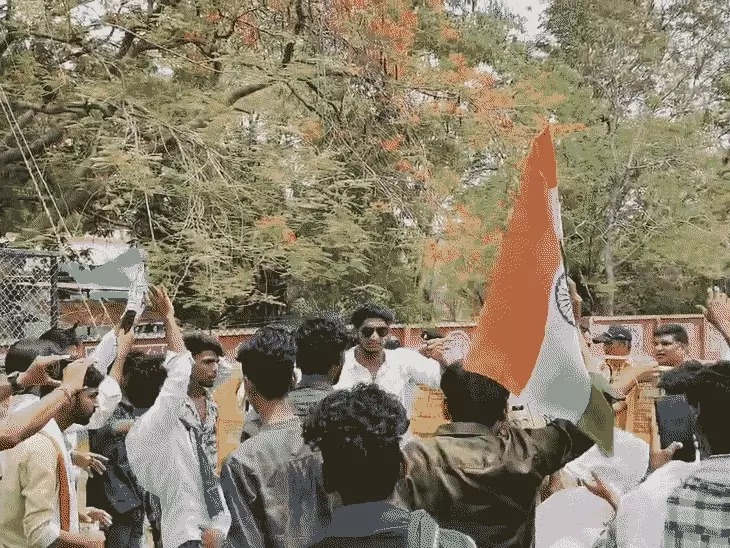You are currently viewing उज्जैन में DAVS कार्यकर्ताओं का प्रदर्शन: CM निवास मार्च पर रोक, सड़क पर बैठकर किया विरोध
