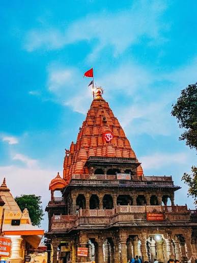 You are currently viewing महाकाल पर भक्तों की अपार श्रद्धा: एक साल में 142 करोड़ की आय, दान ने बनाया नया रिकॉर्ड