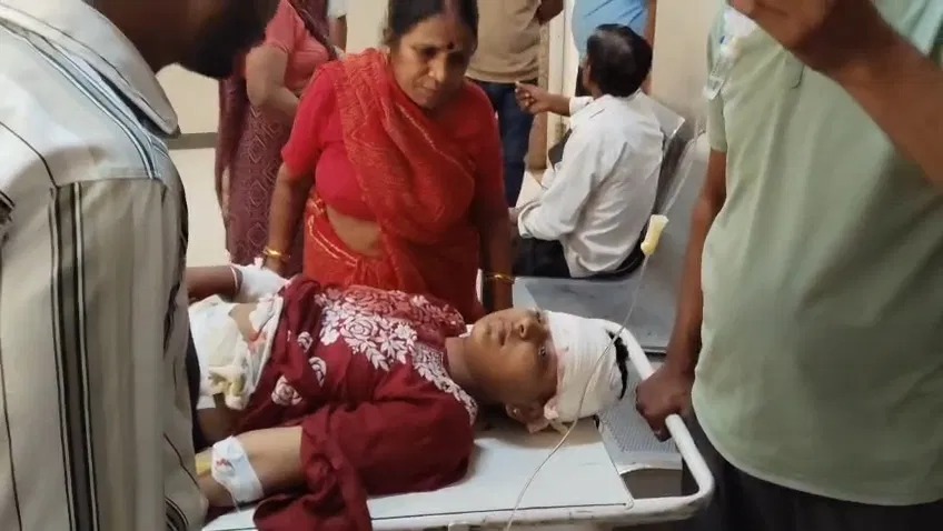 You are currently viewing उज्जैन में युवती पर दिनदहाड़े जानलेवा हमला: 11 दिन पहले की थी पीछा करने की शिकायत, समझौते के बाद आरोपी ने बीच बाजार 13 सेकंड में 14 वार किए