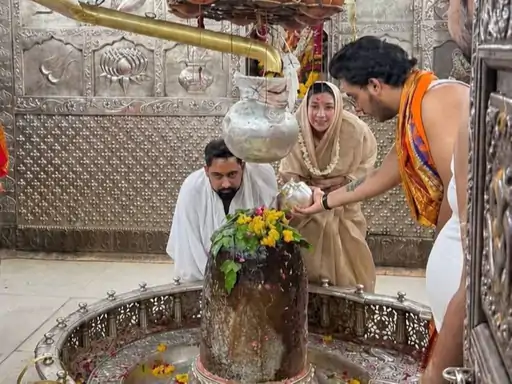 You are currently viewing महाकाल मंदिर के गर्भगृह में दर्शन की तस्वीरों पर विवाद: सोशल मीडिया पोस्ट के बाद उठे भेदभाव के सवाल, VIP व्यवस्था पर फिर बहस