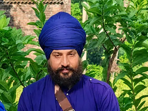 You are currently viewing अमृतसर में मस्जिद जाने को लेकर विवाद: निहंग ने सिख युवक को रोका, मौलवी को गांव छोड़ने की चेतावनी