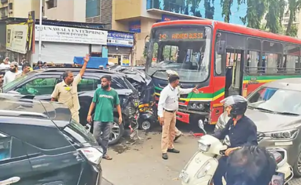मुंबई में ब्रेक फेल होने से अनियंत्रित हुई BEST बस, 6 वाहनों से टकराई; दो लोग घायल, जांच शुरू