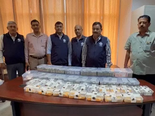यूपी में रिटायर्ड ARTO की करोड़ों की संपत्ति का खुलासा: विजिलेंस छापे में 13 किलो सोना, 9 किलो चांदी और 1.62 करोड़ नकद बरामद