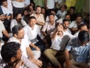 Read more about the article MP विधानसभा में कांग्रेस का बड़ा विरोध प्रदर्शन: राहुल गांधी की गिरफ्तारी के खिलाफ विधायक धरने पर बैठे, जीतू पटवारी ने मंत्री कैलाश विजयवर्गीय से माफी की मांग की